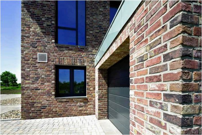 Кирпичный фасад: новинки дизайна и удачного сочетания с крышей дома